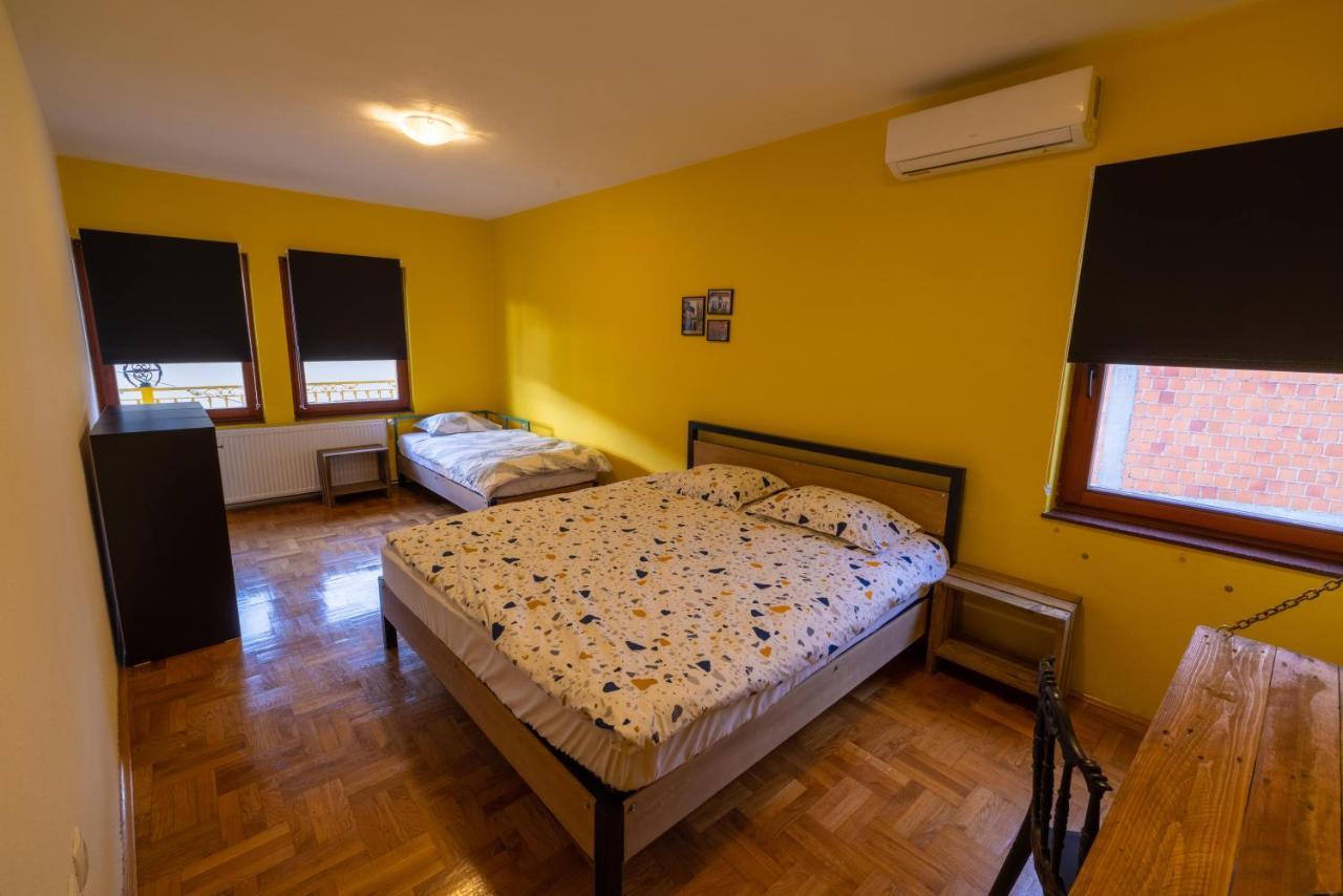 Hostel Prishtina Backpackers Pristina Exterior foto